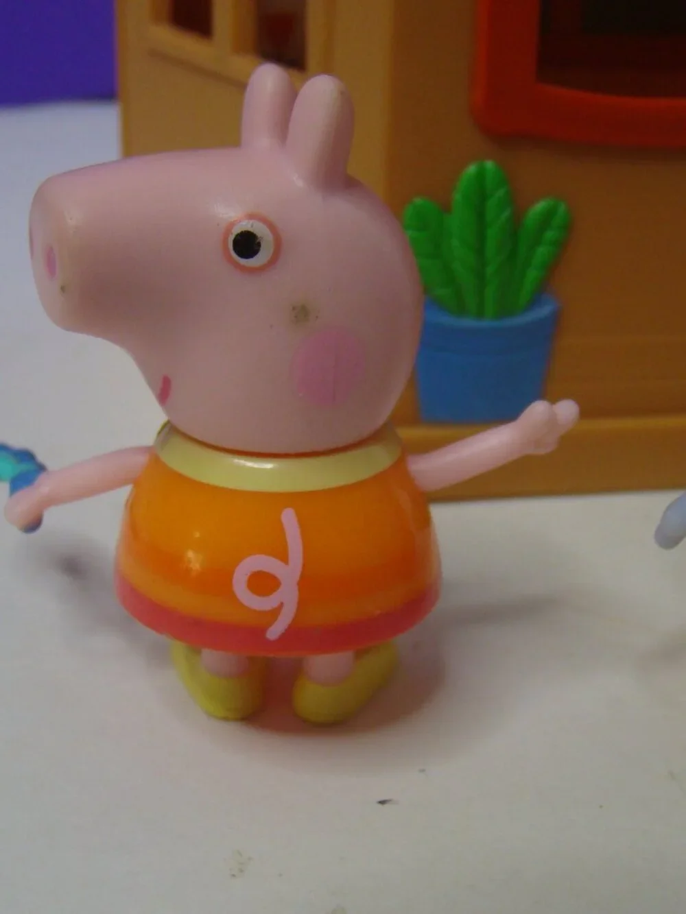 Peppa Pig Cozy Campsite Cabin W/5 Figures Peppa